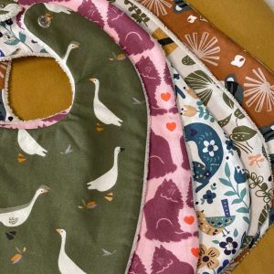 Bavoir en éponge de bambou et coton imprimé – Made in Berry